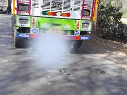 भीषण सड़क हादसे में ट्रक और बाइक की टक्कर, पिता की मौत... बेटा बुरी तरह घायल