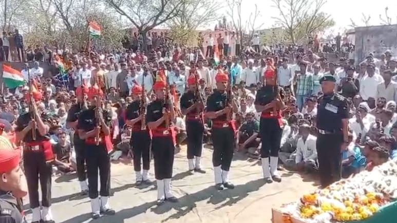 Sikar: ड्यूटी पर हार्ट अटैक से आर्मी जवान गिरधारी लाल कुमावत का निधन, राजकीय सम्मान अंतिम संस्कार