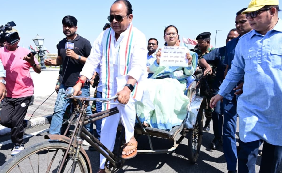 झारखंड के स्वास्थ्य मंत्री क्यों चलाने लगे रिक्शा? सवारी बनकर बैठीं कृषि मंत्री, जानें वजह