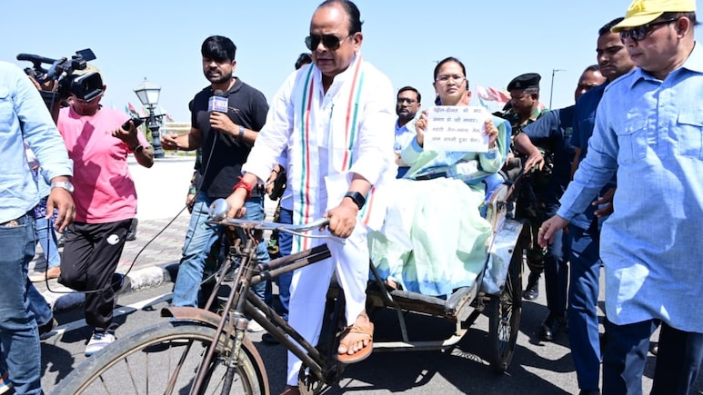 झारखंड के स्वास्थ्य मंत्री क्यों चलाने लगे रिक्शा? सवारी बनकर बैठीं कृषि मंत्री, जानें वजह