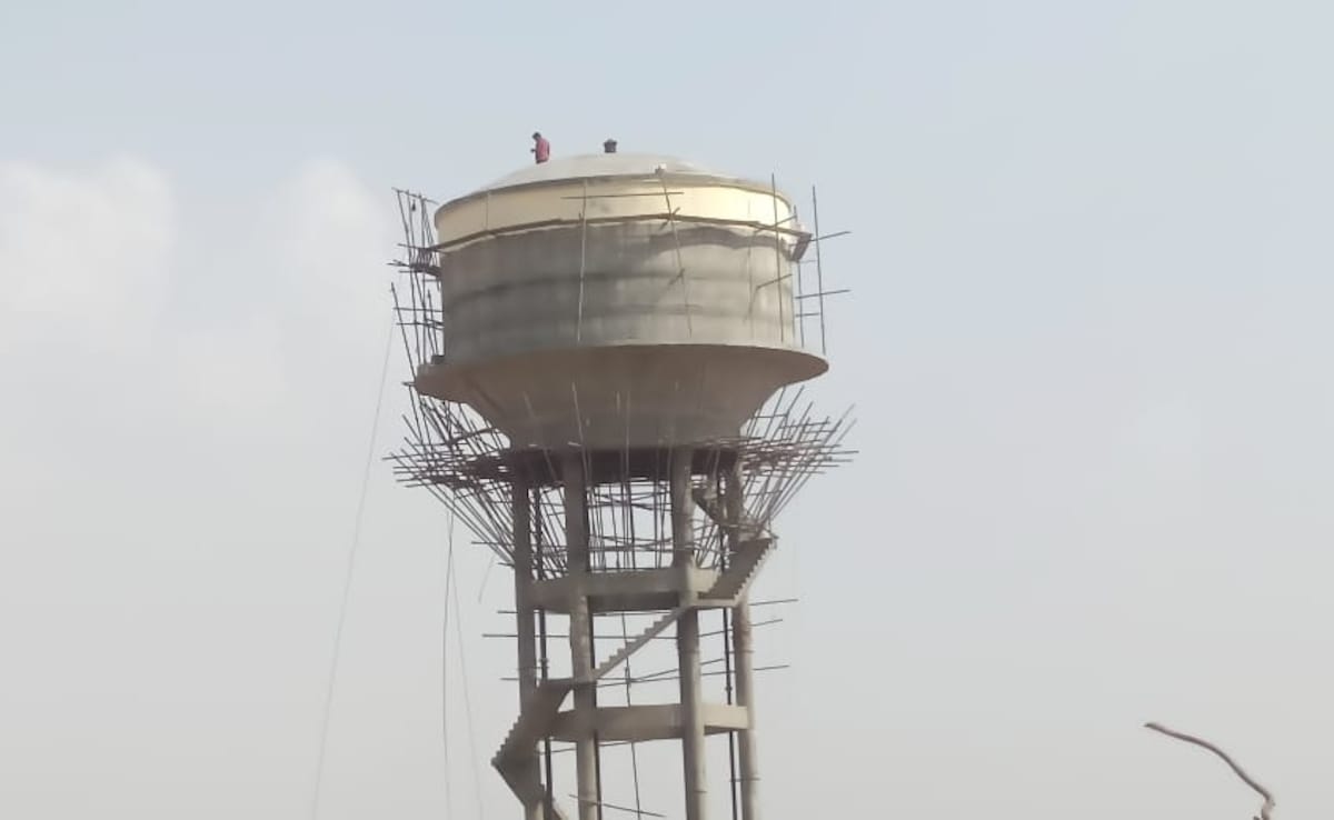 15 साल की लड़की, 17 का बॉयफ्रेंड... पानी की टंकी पर चढ़ शादी की करने लगी जिद, पुलिस ने मंगवा लिया सिंदूर और माला