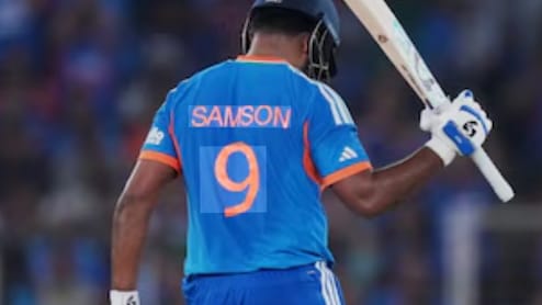 Ind vs NZ T20 WC फाइनल मैच में संजू सैमसन किसी और के इशारों पर मार रहे थे चौके-छक्के? वायरल हुआ वीडियो