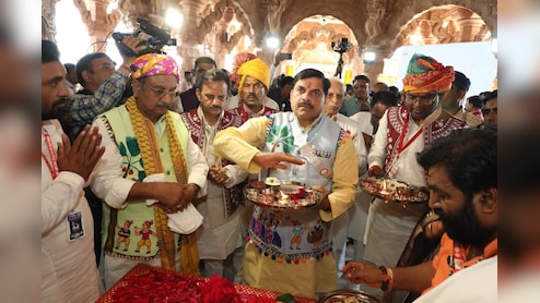 मोहन यादव ने कैबिनेट के साथ बड़वानी के भिलट देव मंदिर में की पूजा, किसान कल्याण वर्ष की शुरुआत की