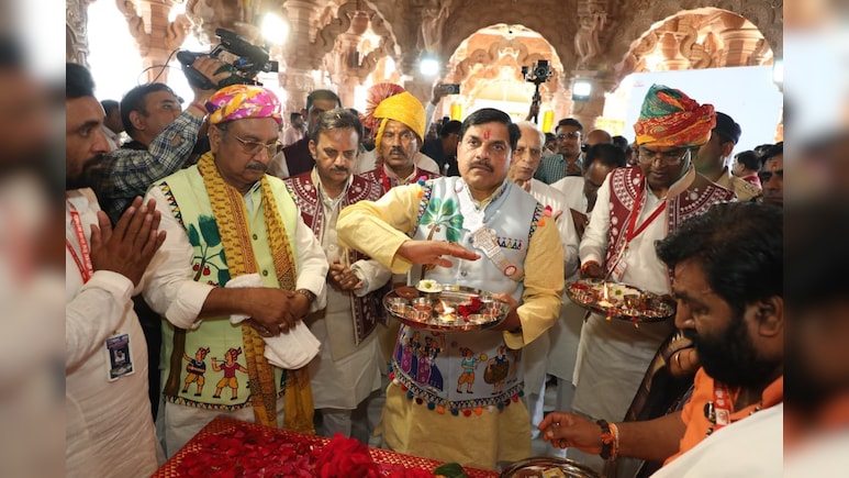 मोहन यादव ने कैबिनेट के साथ बड़वानी के भिलट देव मंदिर में की पूजा, किसान कल्याण वर्ष की शुरुआत की
