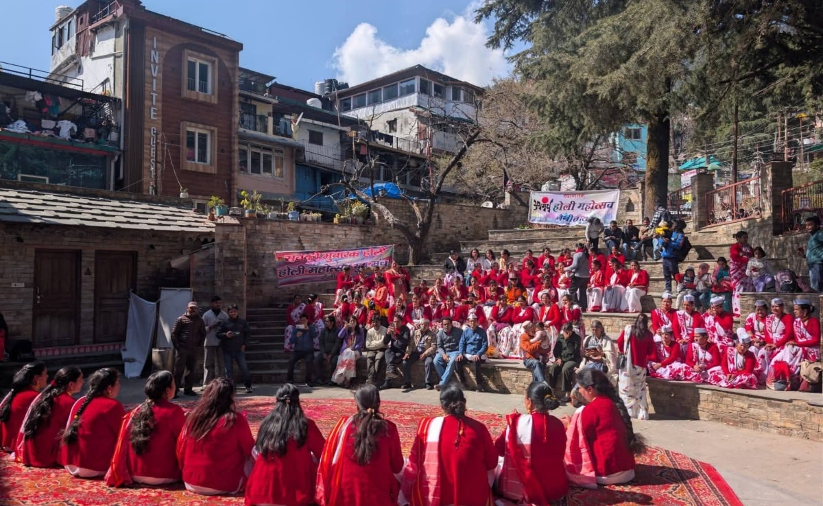 नैलीताल में नाट्य संस्था युगमंच की ओर से आयोजित बैठकी होली में शामिल लोग.