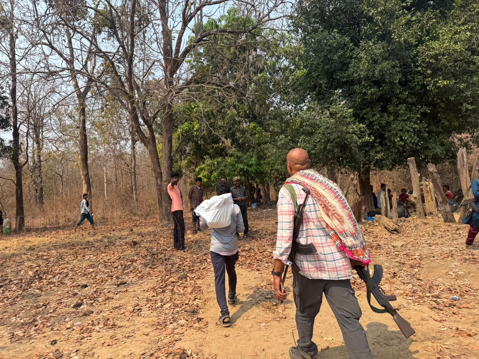 Bastar Naxal Surrender: नक्सलियों के छुपाए हथियार बरामद होने के बाद सभी को एक जगह इकट्ठा किया गया फिर आगे का सफर शुरु हुआ.