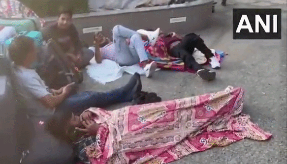 Iran-US war का असर: मिडिल ईस्ट जाने वाली फ्लाइट्स प्रभावित, मुंबई एयरपोर्ट पर देखिए कितने परेशान हैं यात्री