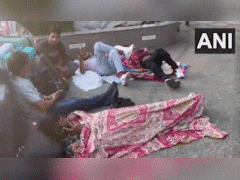 Iran-US war का असर: मिडिल ईस्ट जाने वाली फ्लाइट्स प्रभावित, मुंबई एयरपोर्ट पर रोड पर ही सोते दिखे यात्री