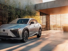 90 लाख की कार! Photos में देखिए लग्जरी के साथ Lexus ES 500e! की इलेक्ट्रिक पावर