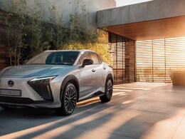 90 लाख की कार! Photos में देखिए लग्जरी के साथ Lexus ES 500e! की इलेक्ट्रिक पावर