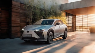 90 लाख की कार! Photos में देखिए लग्जरी के साथ Lexus ES 500e! की इलेक्ट्रिक पावर