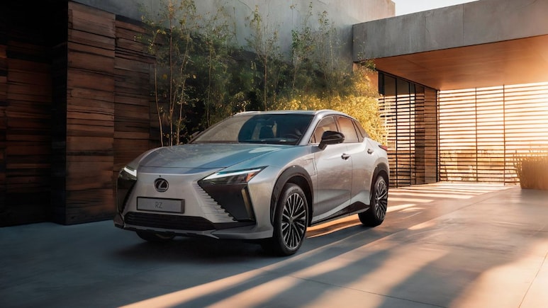 90 लाख की कार! Photos में देखिए लग्जरी के साथ Lexus ES 500e! की इलेक्ट्रिक पावर