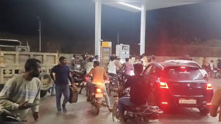 सलूंबर में पेट्रोल की कमी? केन, बोतल और कैंपर लेकर पेट्रोल पंप पहुंचे लोग; DM ने ल&zwj;िया संज्ञान