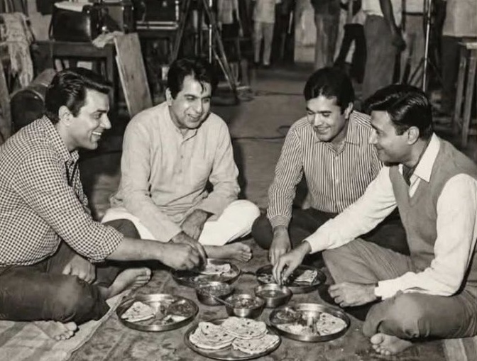 धर्मेंद्र, दिलीप कुमार, देव आनंद और राजेश खन्ना एक साथ सब्जी-रोटी खाते आए नजर, मगर इनकी तस्वीर शेयर कर बुरा फंसा ये डायरेक्टर