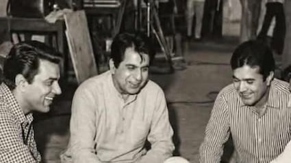 धर्मेंद्र, दिलीप कुमार, देव आनंद और राजेश खन्ना एक साथ सब्जी-रोटी खाते आए नजर