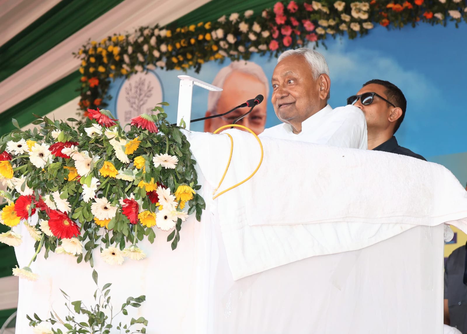 ​'अरे कहां जा रही हो... बंद कर दें क्या?': जानिए बेगूसराय में मंच पर ही क्यों भड़क गए CM नीतीश; VIDEO