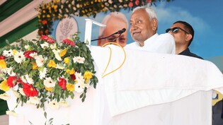 ​'अरे कहां जा रही हो... बंद कर दें क्या?' : जानिए बेगूसराय में मंच पर ही क्यों भड़क गए CM नीतीश; VIDEO