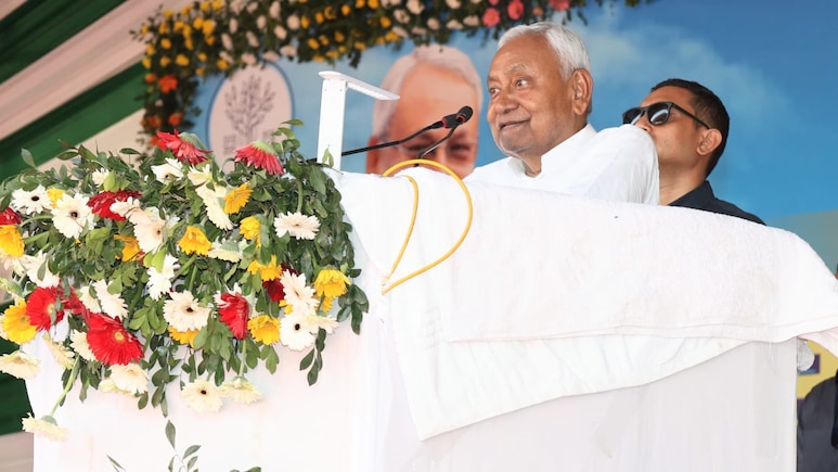 ​'अरे कहां जा रही हो... बंद कर दें क्या?' : जानिए बेगूसराय में मंच पर ही क्यों भड़क गए CM नीतीश; VIDEO