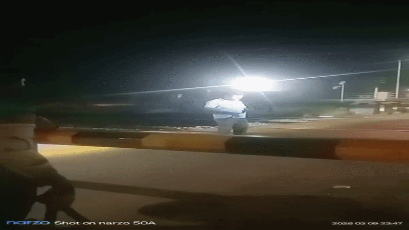 ओडिशा: तेजी से आती ट्रेन के आगे शख्स ने जोड़े हाथ, खौफनाक मंजर के बाद भी बच गई जान, VIDEO