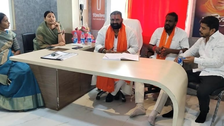 Akola News: अकोला महापालिकेत मोठी उलथापालथ! 4 नगरसेवक फुटले, गटनेता बदलला; ठाकरेंच्या पक्षाला सुरुंग