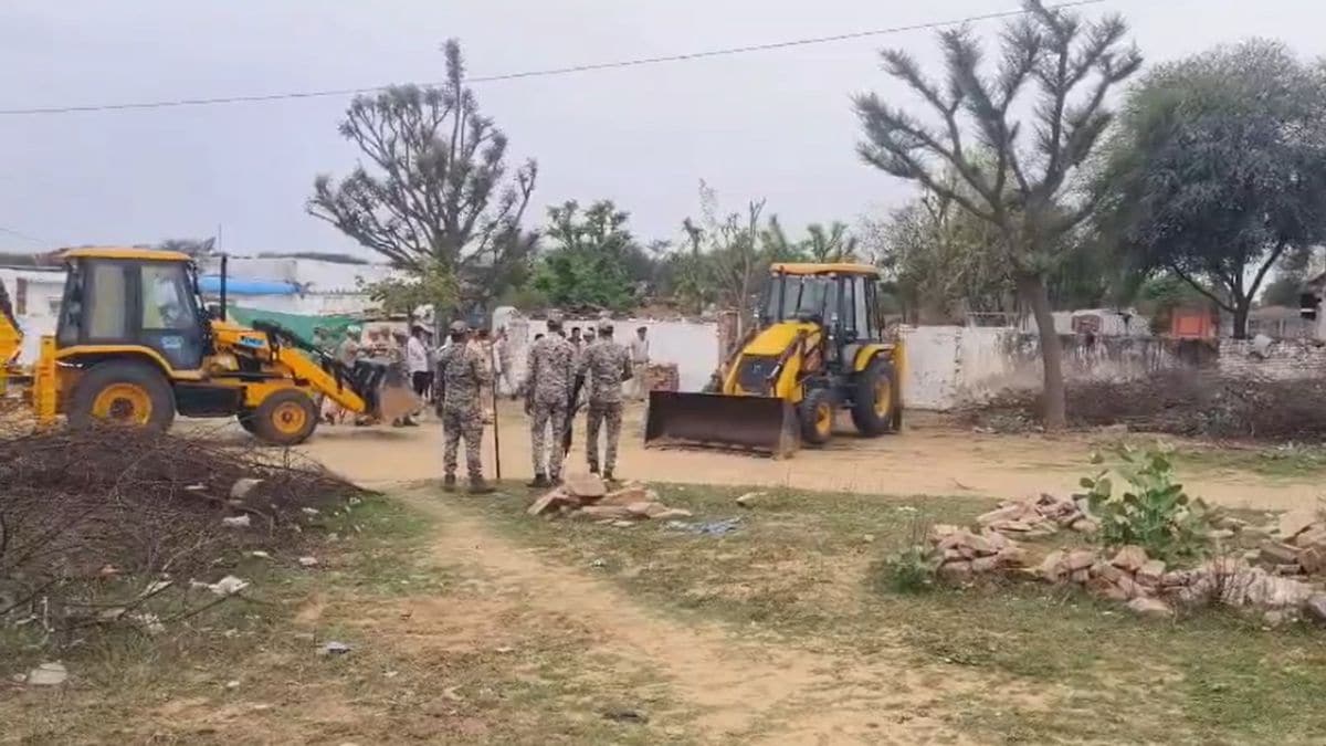 अवैध निर्माण पर चला बुलडोजर अवैध निर्माण पर चला बुलडोजर