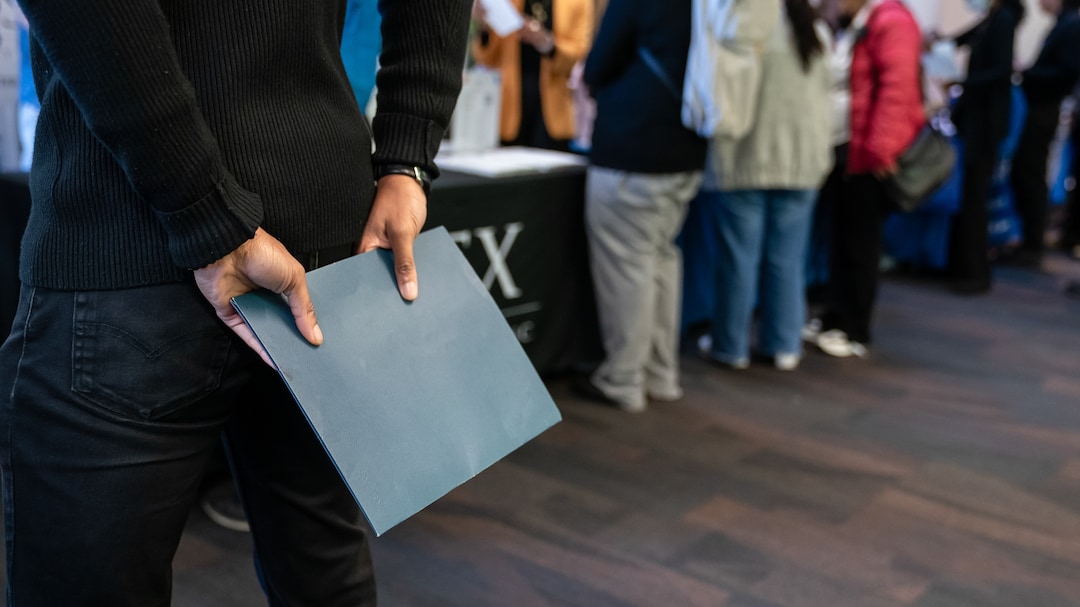 US Jobless Claims Declined Slightly To 213,000 Last Week