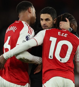 Arsenal Corner Chelsea Into Submission, Manchester United Climb To Third