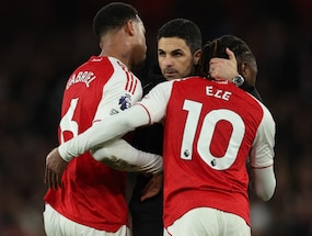 Arsenal Corner Chelsea Into Submission, Manchester United Climb To Third