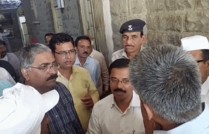 VIDEO: ननि नेता प्रतिपक्ष ने सिटी मजिस्ट्रेट के पकड़े पैर, खंडवा में अतिक्रमण हटाने के दौरान हुआ बवाल 