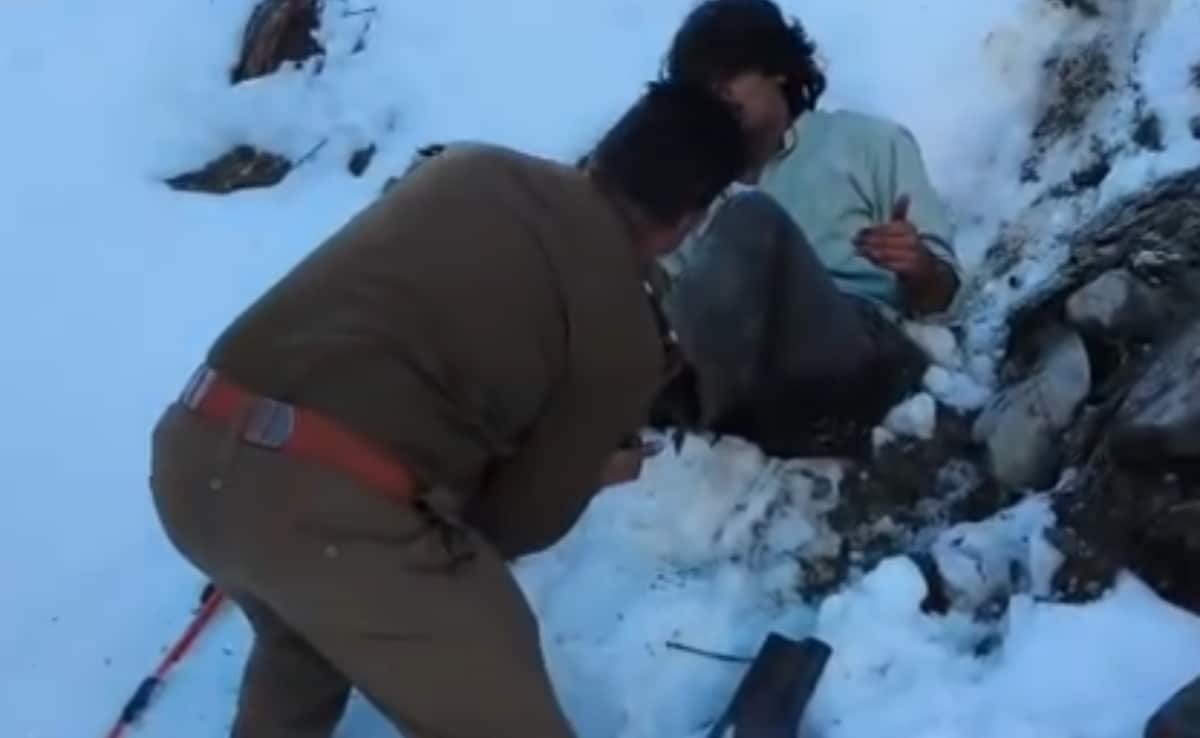 ट्रैकिंग का शौक जान पर पड़ा भारी! पुलिसकर्मी मौके पर ना होता तो युवक जान से हाथ धो बैठता