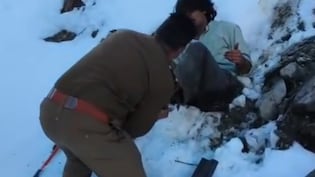 ट्रैकिंग का शौक जान पर पड़ा भारी! पुलिसकर्मी मौके पर ना होता तो युवक जान से हाथ धो बैठता