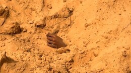 Rajasthan: भरतपुर में&nbsp;2 फ़ीट गहरे गड्ढे में दबा मिला शव, मिट्टी से बाहर निकल रहे हाथ से लोगों को चला पता&nbsp;