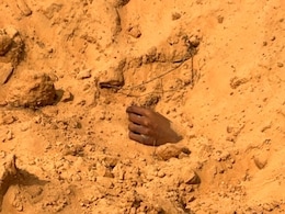 Rajasthan: भरतपुर में&nbsp;2 फ़ीट गहने गड्ढे में दबा मिला शव, मिट्टी से बाहर निकल रहे हाथ से लोगों को चला पता&nbsp;