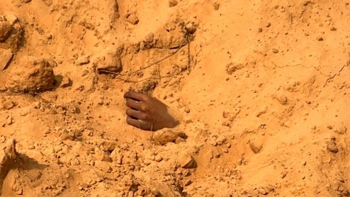 Rajasthan: भरतपुर में&nbsp;2 फ़ीट गहरे गड्ढे में दबा मिला शव, मिट्टी से बाहर निकल रहे हाथ से लोगों को चला पता&nbsp;