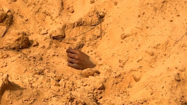 Rajasthan: भरतपुर में&nbsp;2 फ़ीट गहने गड्ढे में दबा मिला शव, मिट्टी से बाहर निकल रहे हाथ से लोगों को चला पता&nbsp;