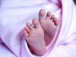 मानवता शर्मसार; झारखंड में बच्चे की हुई मौत तो प्लास्टिक के डिब्बे में भरकर दे दिया शव, कोई मदद भी नहीं की