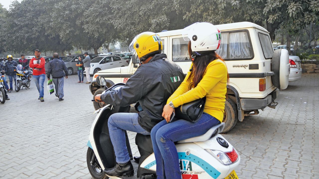 दिल्ली में महिला से की छेड़छाड़ करने वाला निकला अपनी ही पत्नी का हत्यारा, जेल से छूटकर चला रहा था बाइक टैक्सी