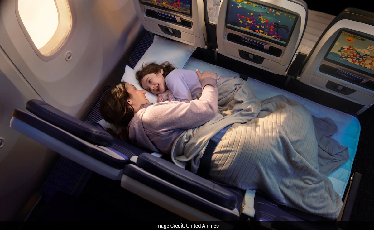 अब फ्लाइट में मिलेगा घर जैसा आराम, United Airlines की सोफा बनने वाली सीट ने उड़ान का खेल बदल दिया, जानिए पूरा सिस्टम