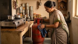 युद्धामुळे गॅस मिळणे कठीण होणार! तुमच्या सिलिंडरमध्ये किती गॅस आहे? ही ट्रिक वापरून घरच्या घरी करा खात्री