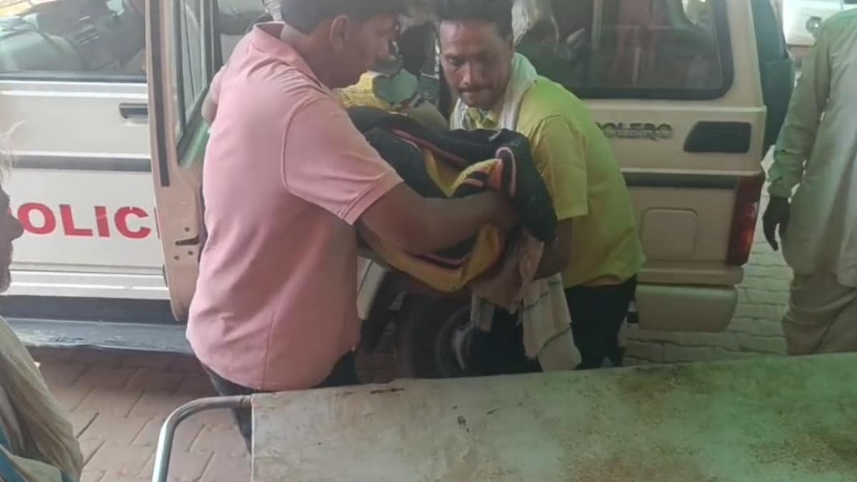 पुलिस की टीम बच्चों के शवों को लेकर अस्पताल लाई