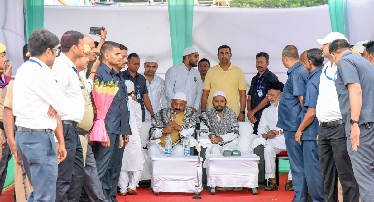 पटना के गांधी मैदान में ईद की नमाज अदा की गई. मुख्यमंत्री नीतीश कुमार के बेटे निशांत पहुंचे. पटना के गांधी मैदान में ईद की नमाज अदा की गई. मुख्यमंत्री नीतीश कुमार के बेटे निशांत पहुंचे.