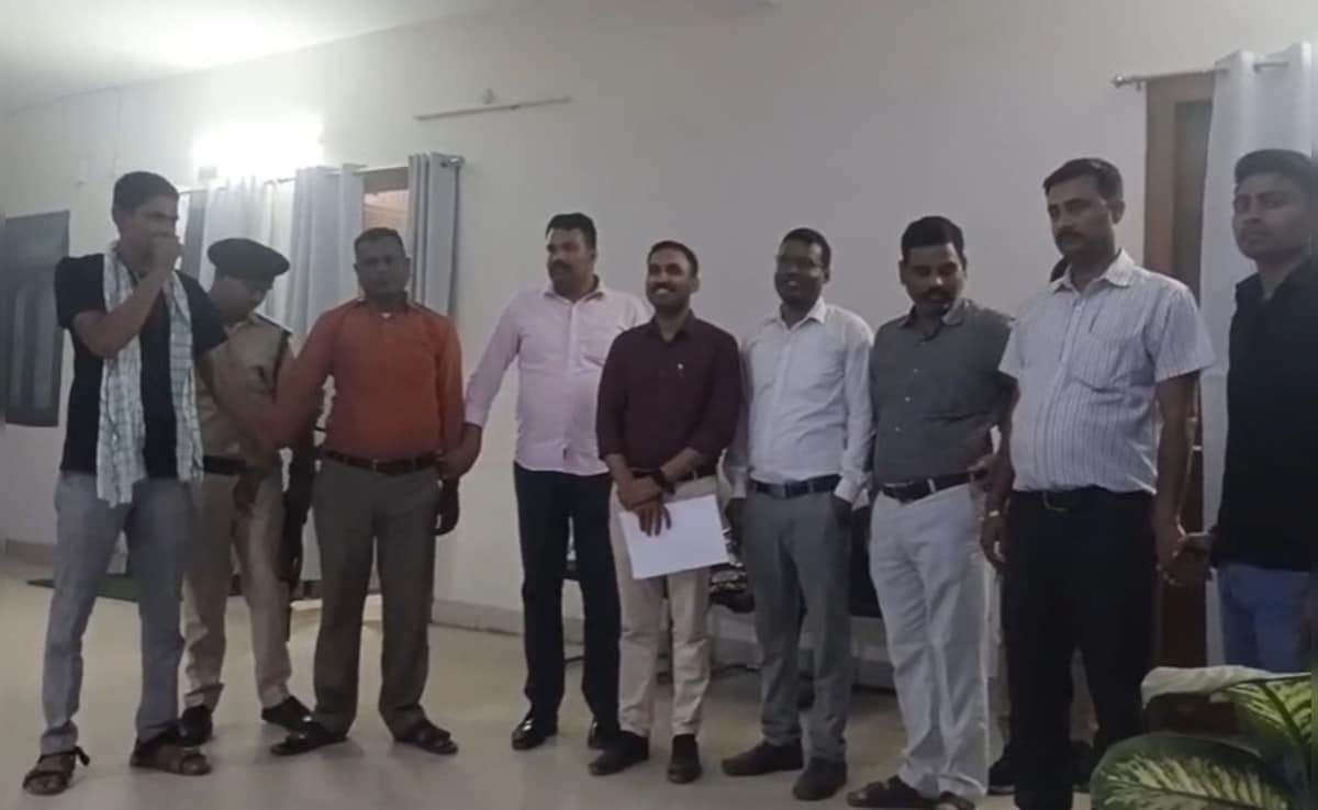 बिहार: वैशाली में खनन विभाग का डाटा ऑपरेटर 50000 का घूस लेते गिरफ्तार, कई अधिकारी-कर्मचारी फरार