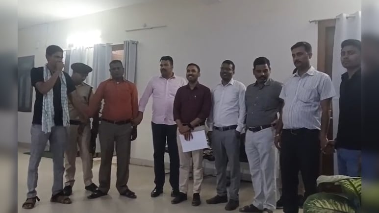 बिहार: वैशाली में खनन विभाग का डाटा ऑपरेटर 50000 का घूस लेते गिरफ्तार, कई अधिकारी-कर्मचारी फरार