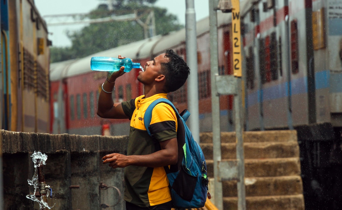 उत्तर भारत में गर्मी ने निकाला दम, हिमाचल में पहाड़ों पर बर्फबारी, IMD ने बताया- आगे कैसा रहेगा मौसम