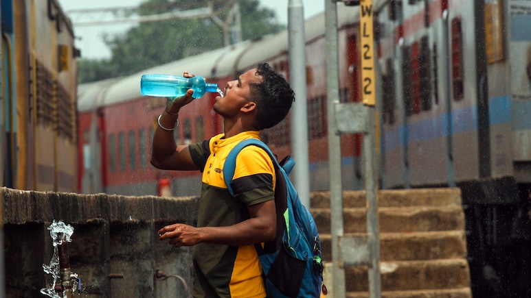 उत्तर भारत में गर्मी ने निकाला दम, हिमाचल में पहाड़ों पर बर्फबारी, IMD ने बताया- आगे कैसा रहेगा मौसम