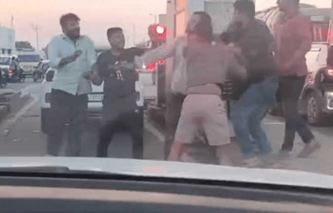 VIDEO: टोल प्लाजा पर कर्मचारियों की गुंडागर्दी! कार चालक को गाड़ी से निकालकर पीटा