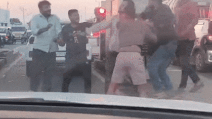 VIDEO: टोल प्लाजा पर कर्मचारियों की गुंडागर्दी! कार चालक को गाड़ी से निकालकर पीटा