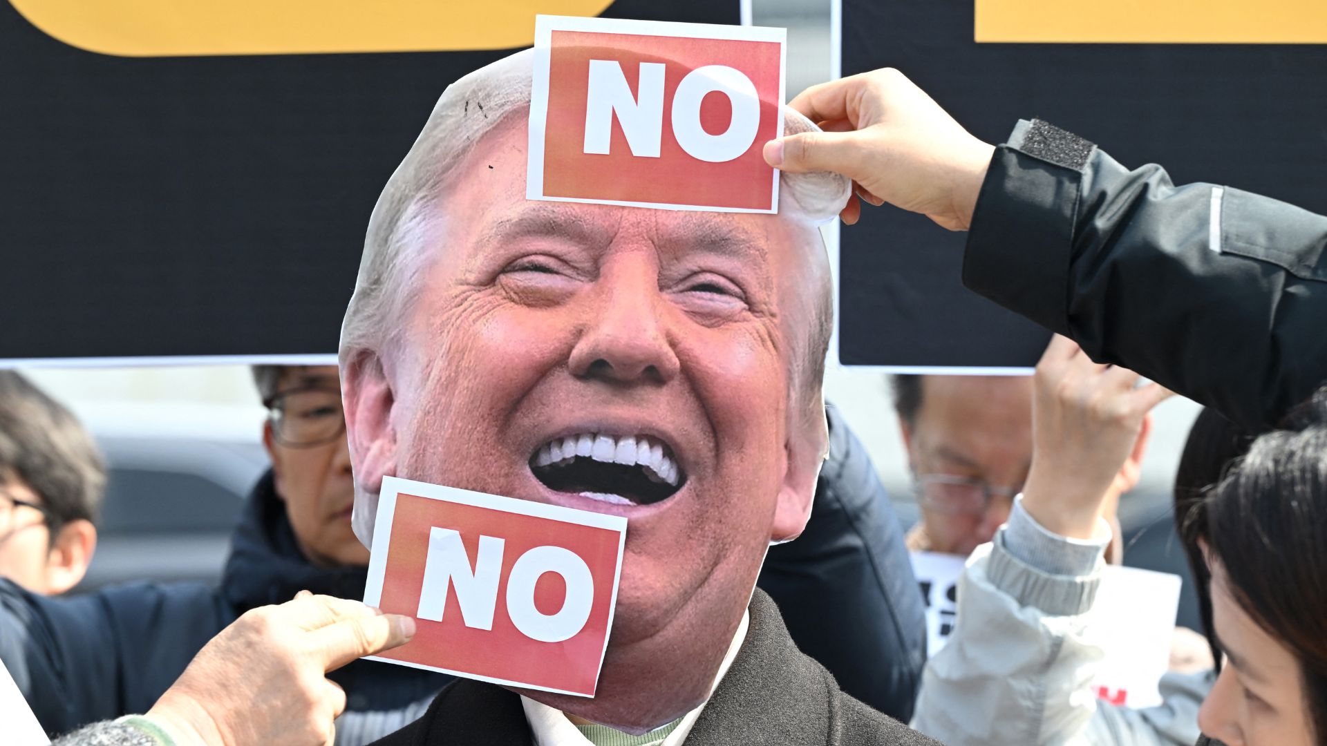 अमेरिकी जनता के बीच ट्रंप की रेटिंग गर्त में पहुंची, ईरान जंग और महंगा तेल कहीं राजनीति न खा जाए