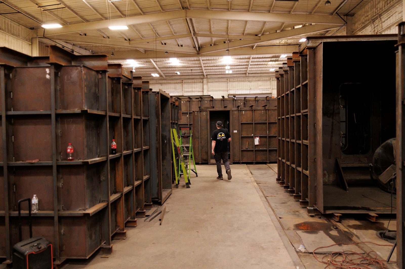 एटलस सर्वाइवल शेल्टर्स की फैक्ट्री में रॉन हबर्ड