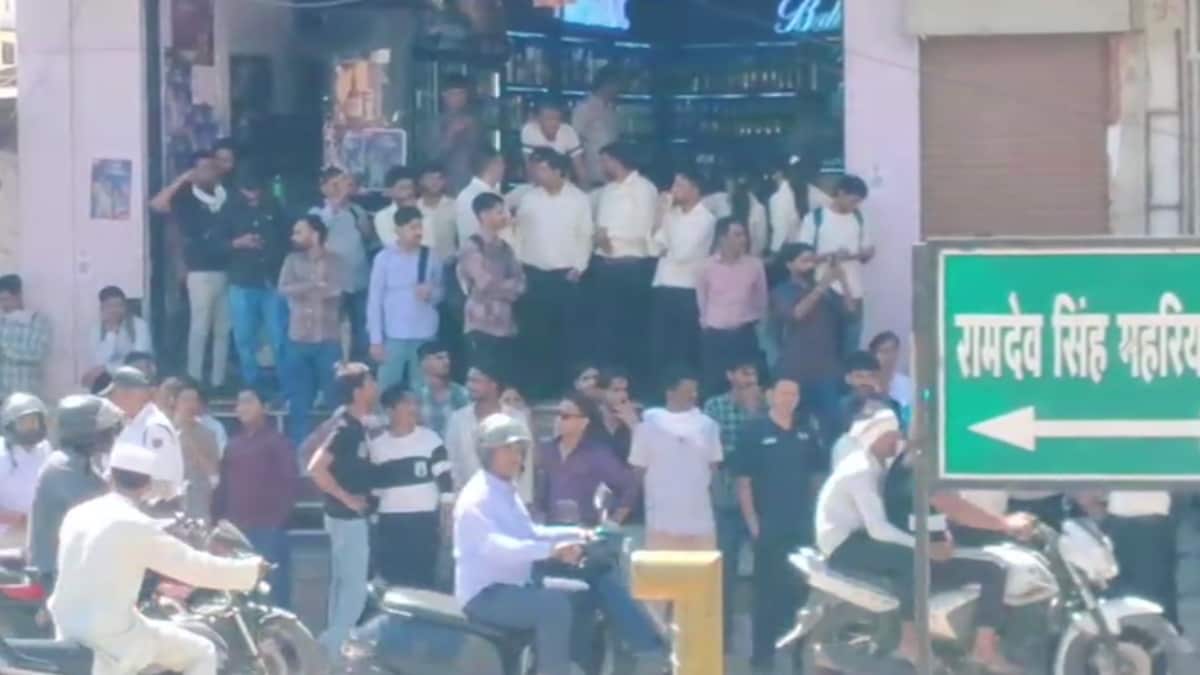 सीकर पासपोर्ट कार्यालय के बाहर लोगों की भीड़ लग गई